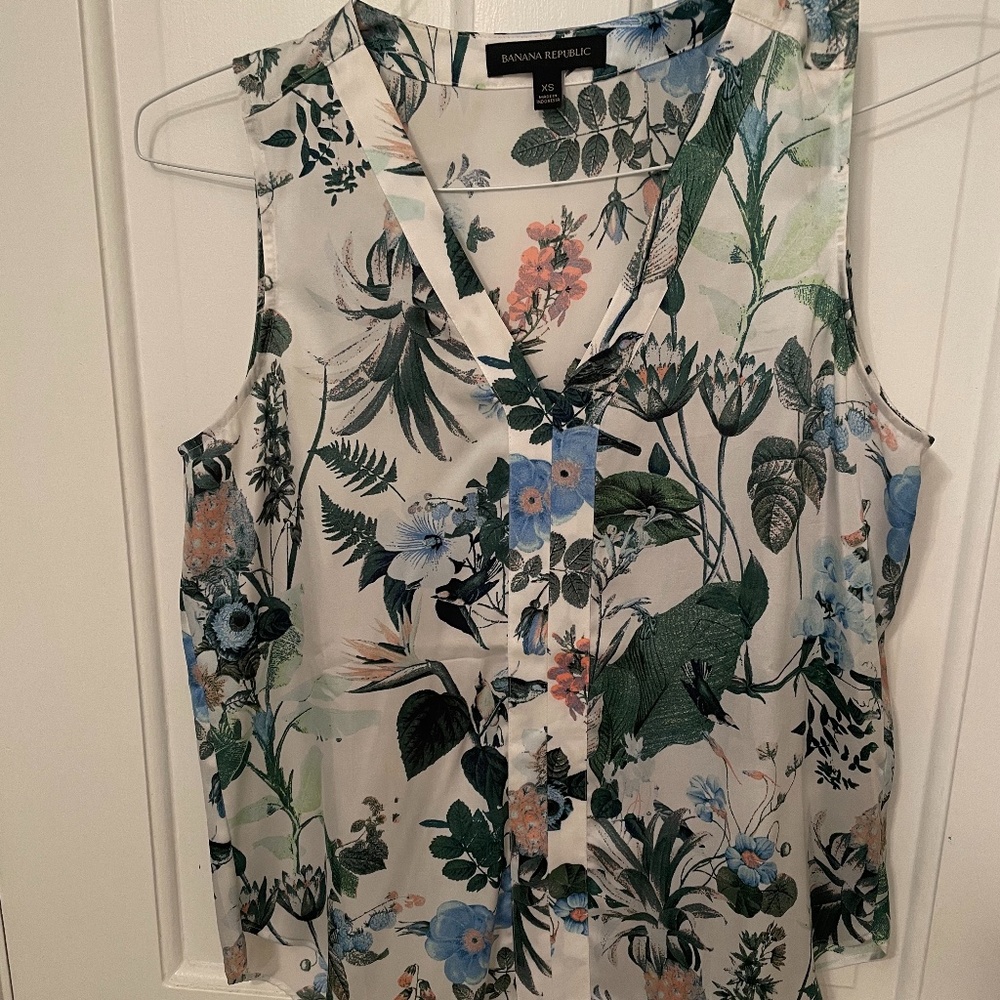 Banana Republic V-Neck Sleeveless Blouse